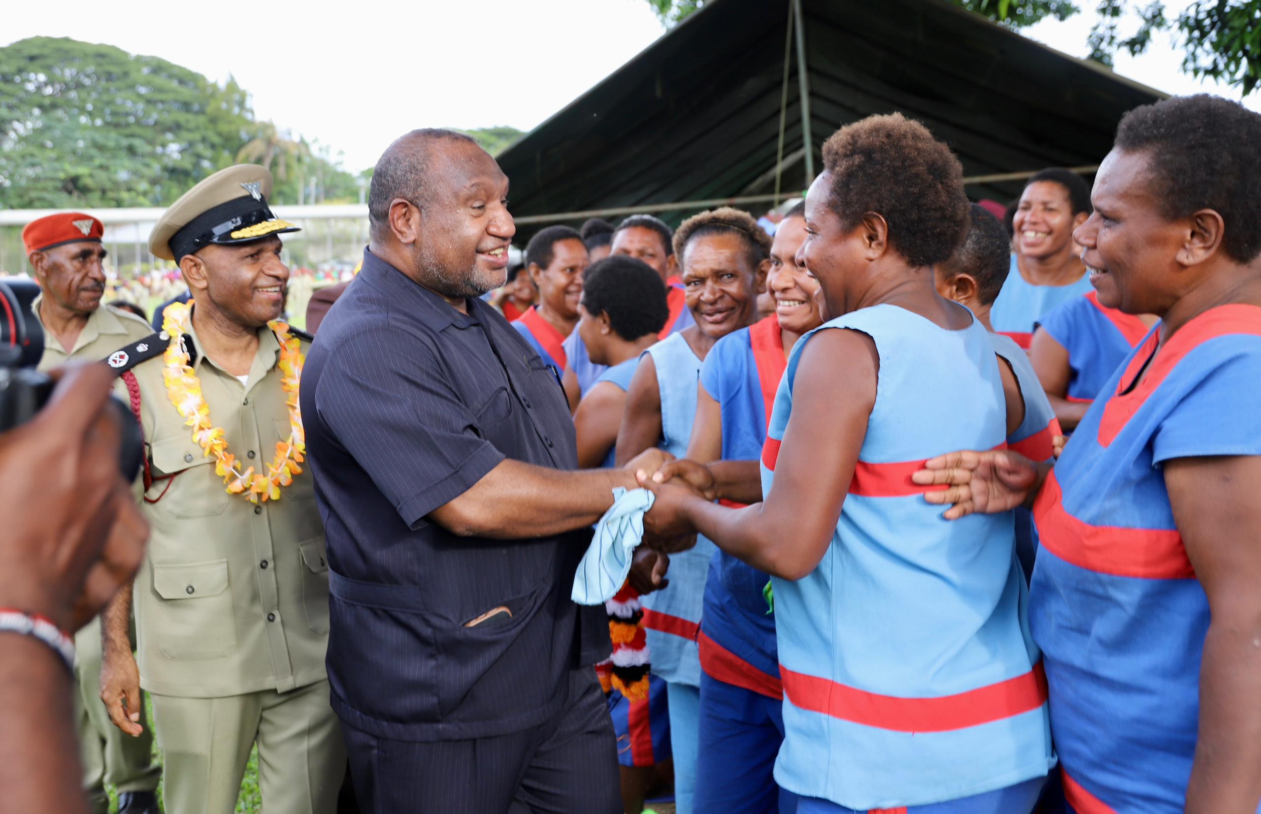 PM MARAPE VISITS BOMANA CS FACILITY; PRESENTS GIFTS TO DETAINEES